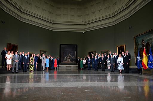 Los jefes de Estado y de Gobierno de los países euroatlánticos posan ante 'Las meninas' de Velázquez, en el Museo del Prado