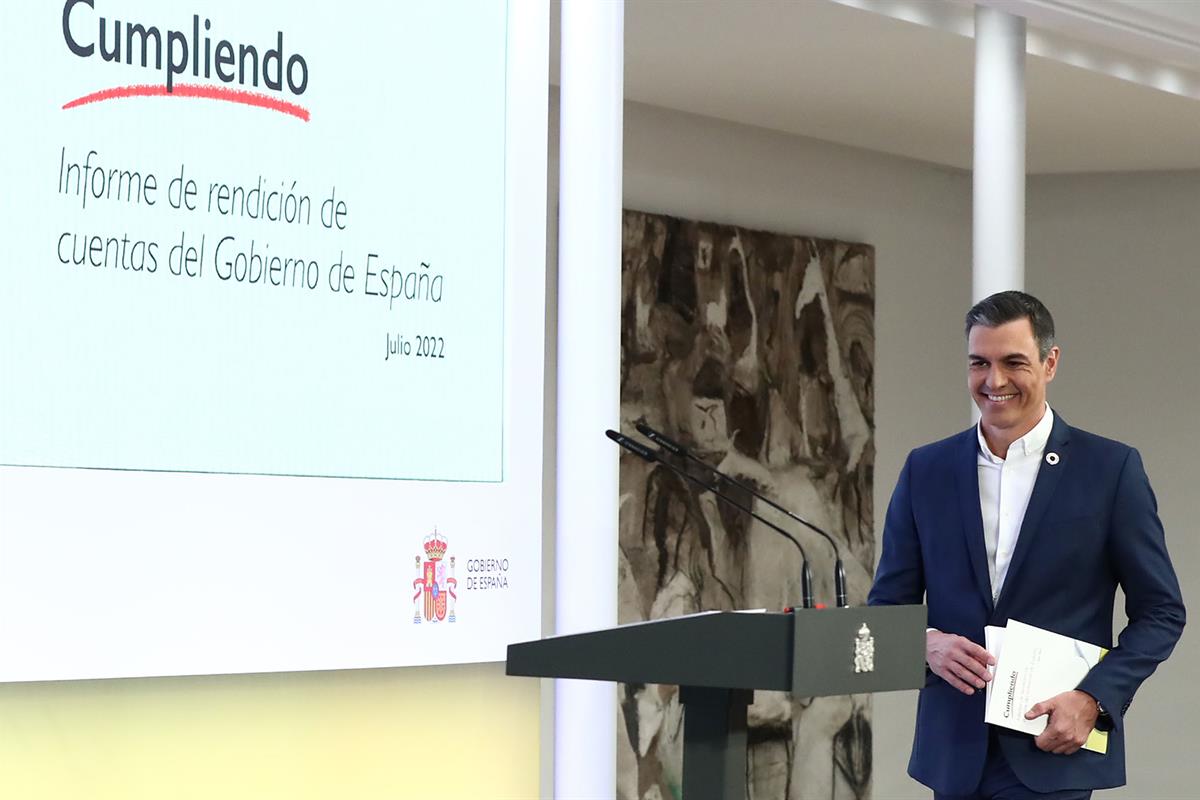 El presidente del Gobierno a su llegada a la sala de prensa