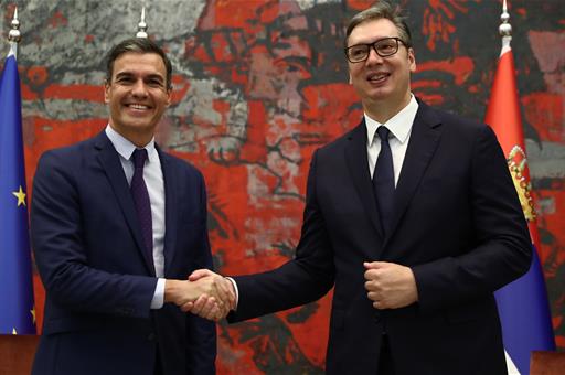 Saludo de Pedro Sánchez con el presidente de la República de Serbia