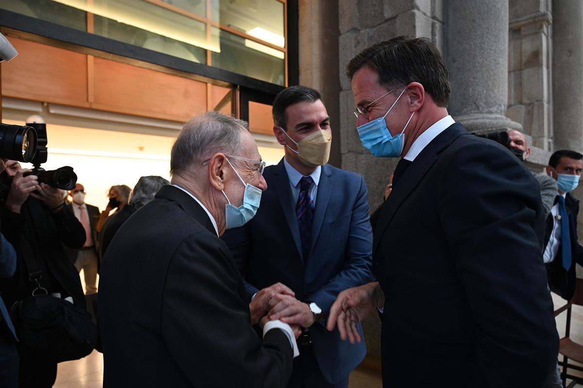 30/03/2022. Pedro Sánchez asiste a un acto de la Fundación Carlos de Amberes. El presidente del Gobierno, Pedro Sánchez, saluda al president...