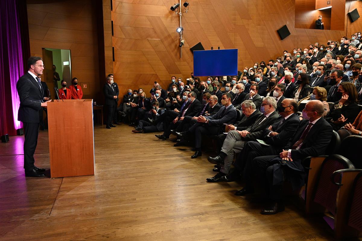 30/03/2022. Pedro Sánchez asiste a un acto de la Fundación Carlos de Amberes. El primer ministro de los Países Bajos, Mark Rutte, ponente de...