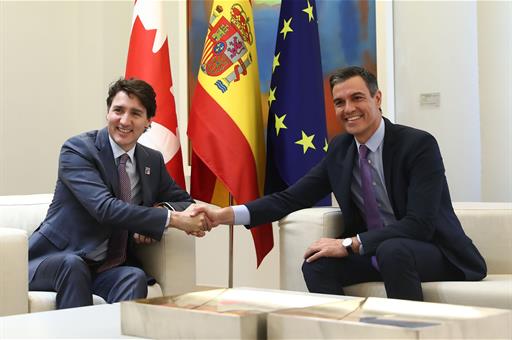 El presidente Pedro Sánchez y el primer ministro canadiense, Justin Trudeau, se estrechan la mano durante su reunión