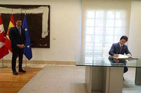 30/06/2022. Pedro Sánchez recibe al primer ministro de Canadá. El primer ministro de Canadá, Justin Trudeau, firma en el libro de honor en p...