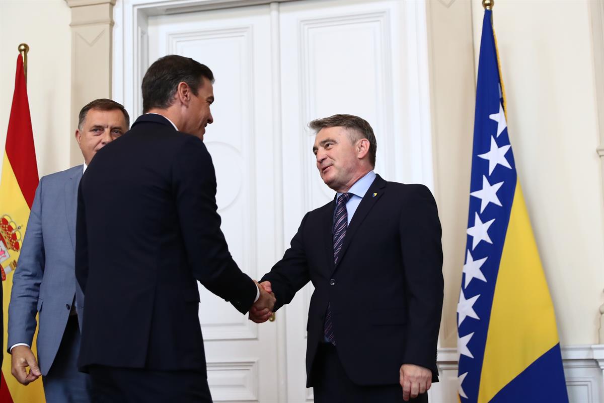 30/07/2022. Saludo de Pedro Sánchez a los presidentes de la presidencia colegiada de Bosnia y Herzegovina. Saludo de Pedro Sánchez a los pre...