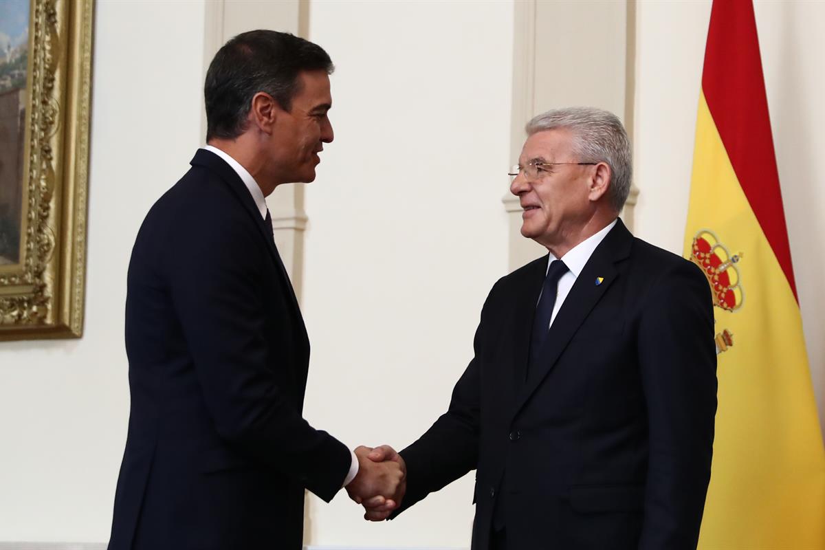 30/07/2022. Saludo de Pedro Sánchez a los presidentes de la presidencia colegiada de Bosnia y Herzegovina. Saludo de Pedro Sánchez a los pre...