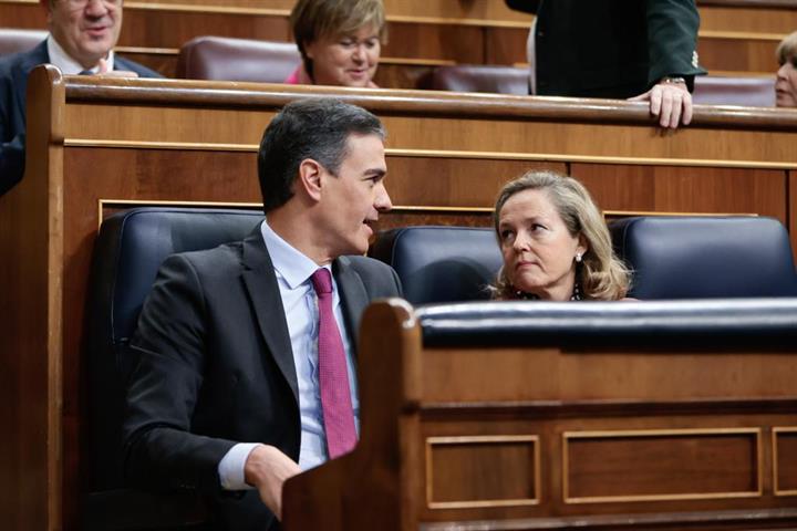 El presidente del Gobierno y la vicepresidenta Nadia Calviño, durante la sesión de control al Ejecutivo en el Congreso