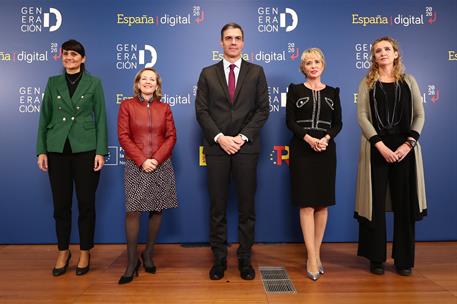 30/11/2022. Pedro S&#225;nchez inaugura el acto de presentaci&#243;n del Pacto por la Generaci&#243;n Digital. Foto de familia del presidente del Gobierno,...