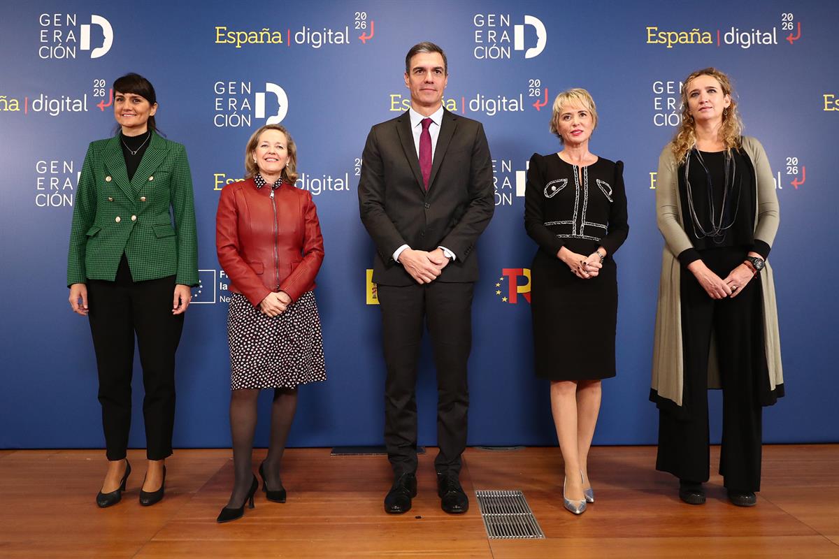 30/11/2022. Pedro Sánchez inaugura el acto de presentación del Pacto por la Generación Digital. Foto de familia del presidente del Gobierno,...