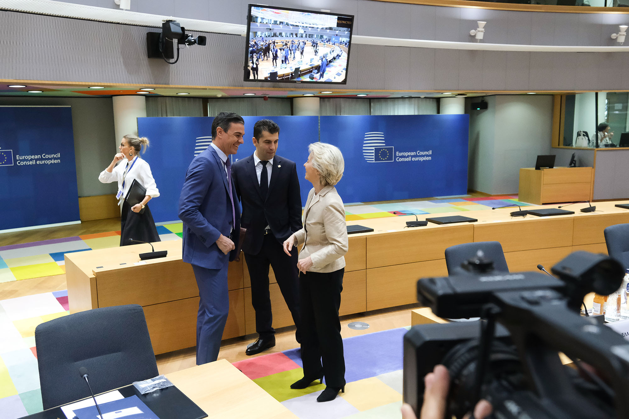 Pedro Sánchez conversa con Úrsula Von der Leyen