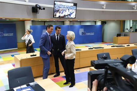 31/05/2022. Pedro Sánchez asiste al Consejo Europeo extraordinario. El presidente del Gobierno, Pedro Sánchez, charla con la presidenta de l...