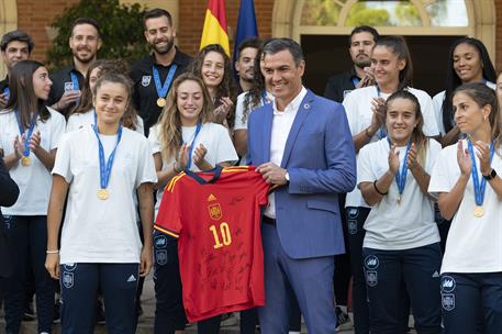 31/08/2022. Pedro Sánchez recibe a la Selección Femenina Española de Fútbol Sub-20. El presidente del Gobierno, Pedro Sánchez, recibe de man...