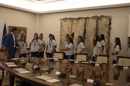31/08/2022. Pedro Sánchez recibe a la Selección Femenina Española de Fútbol Sub-20. El presidente del Gobierno, Pedro Sánchez, con integrant...