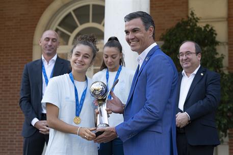 31/08/2022. Pedro Sánchez recibe a la Selección Femenina Española de Fútbol Sub-20. El presidente del Gobierno, Pedro Sánchez, y la capitana...