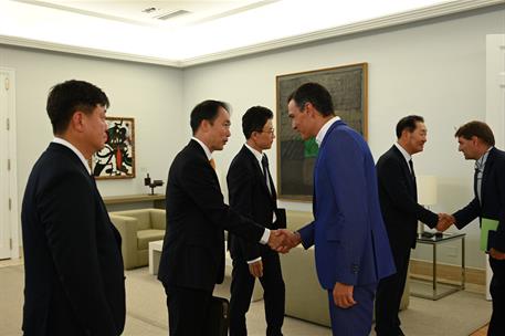 31/08/2022. Pedro Sánchez recibe al consejero delegado de Samsung Electronics. El presidente del Gobierno, Pedro Sánchez, recibe al equipo d...