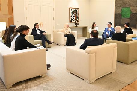 1/02/2023. Pedro Sánchez recibe a 7 jóvenes representantes de Consejos Locales de Participación de infancia y adolescencia. El presidente de...