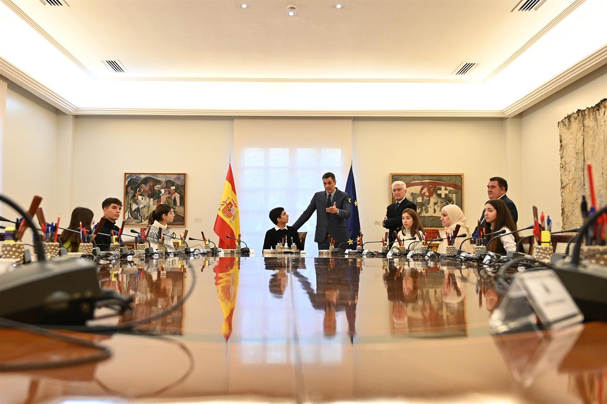 1/02/2023. Pedro Sánchez recibe a 7 jóvenes representantes de Consejos Locales de Participación de infancia y adolescencia. El presidente de...