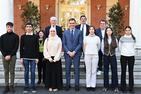 1/02/2023. Pedro Sánchez recibe a 7 jóvenes representantes de Consejos Locales de Participación de infancia y adolescencia. Foto de familia ...
