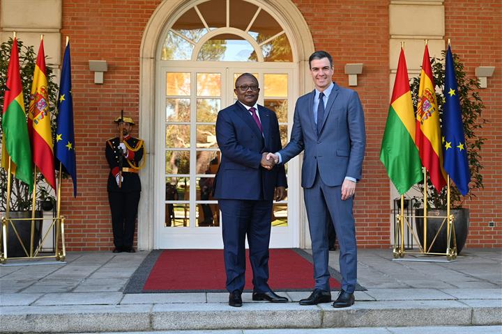 1/02/2023. El presidente Sánchez recibe al presidente de la República de Guinea-Bisáu. El presidente del Gobierno, Pedro Sánchez, saluda al ...
