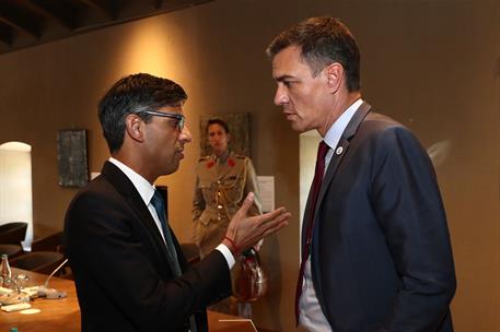 1/06/2023. Pedro Sánchez participa en la II Cumbre de la Comunidad Política Europea. El presidente del Gobierno, Pedro Sánchez, conversa con...