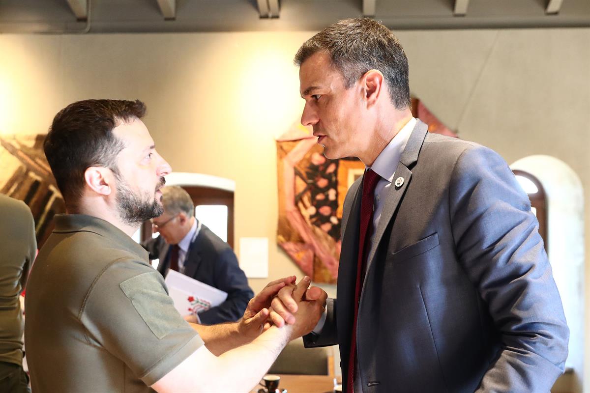 El presidente del Gobierno, Pedro Sánchez, y el presidente de Ucrania, Volodimir Zelenski, se saludan.