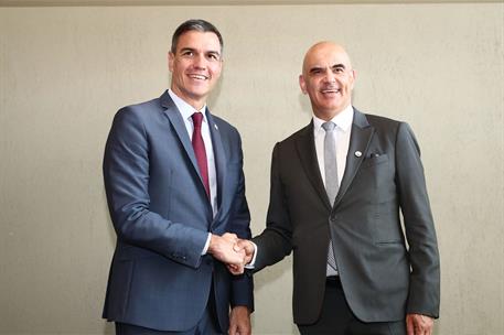 1/06/2023. Pedro Sánchez participa en la II Cumbre de la Comunidad Política Europea. El presidente del Gobierno, Pedro Sánchez, saluda al pr...