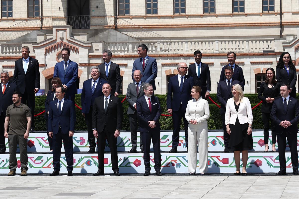 1/06/2023. Pedro Sánchez participa en la II Cumbre de la Comunidad Política Europea. El presidente del Gobierno, Pedro Sánchez, junto a los ...