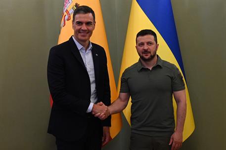 1/07/2023. Visita de Pedro Sánchez a Ucrania con motivo de la Presidencia española del Consejo de la UE. Saludo entre Pedro Sánchez y el pre...