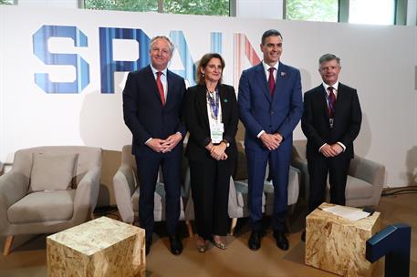 1/12/2023. Pedro S&#225;nchez asiste a la presentaci&#243;n del acuerdo CEPSA-Maersk. El CEO de Cepsa, Maarten Wetselaar, el presidente del Gobierno, ...