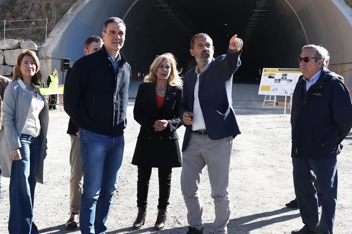 2/04/2023. Pedro Sánchez visita las obras del túnel de la B-40. El presidente del Gobierno, Pedro Sánchez, durante la visita a las obras del...