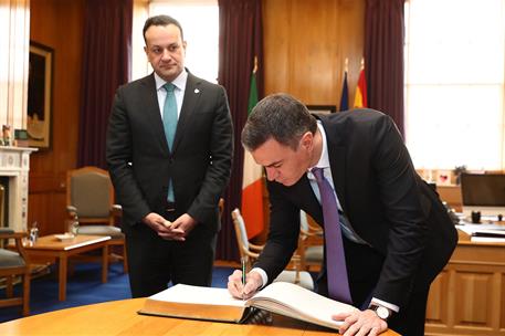 2/03/2023. Viaje del presidente del Gobierno a Irlanda. El presidente del Gobierno, Pedro Sánchez, firmando en el libro de honor, ante el pr...