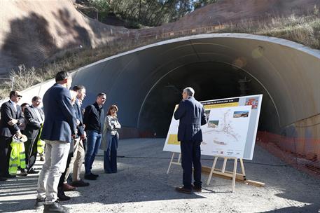 2/04/2023. Pedro Sánchez visita las obras del túnel de la autovía B-40, en Barcelona. El presidente del Gobierno, Pedro Sánchez, escucha las...