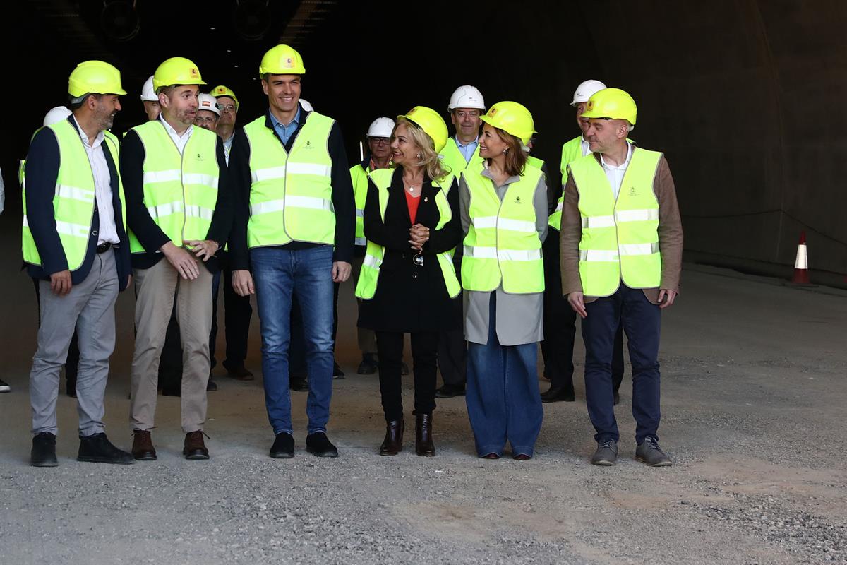 2/04/2023. Pedro Sánchez visita las obras del túnel de la autovía B-40, en Barcelona. El presidente del Gobierno, Pedro Sánchez, acompañado ...