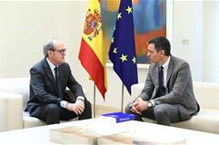 El presidente del Gobierno en funciones, Pedro Sánchez, y el defensor del pueblo, Ángel Gabilondo, conversan