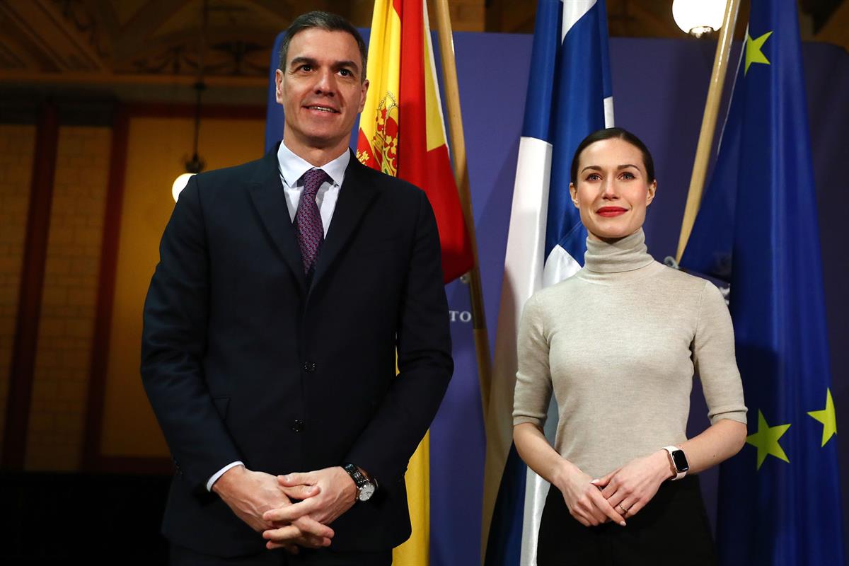 3/03/2023. Viaje del presidente del Gobierno a Finlandia. El presidente del Gobierno, Pedro Sánchez, es recibido por la primera ministra de ...