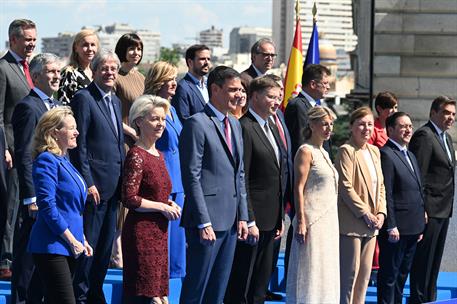 3/07/2023. Pedro Sánchez preside la reunión del Colegio de Comisarios de la Unión Europea. Fotografía de familia del Gobierno de España y de...