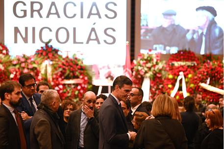 4/01/2023. Pedro S&#225;nchez visita la capilla ardiente por el ex secretario general de UGT, Nicol&#225;s Redondo. El presidente del Gobierno, Pedro ...