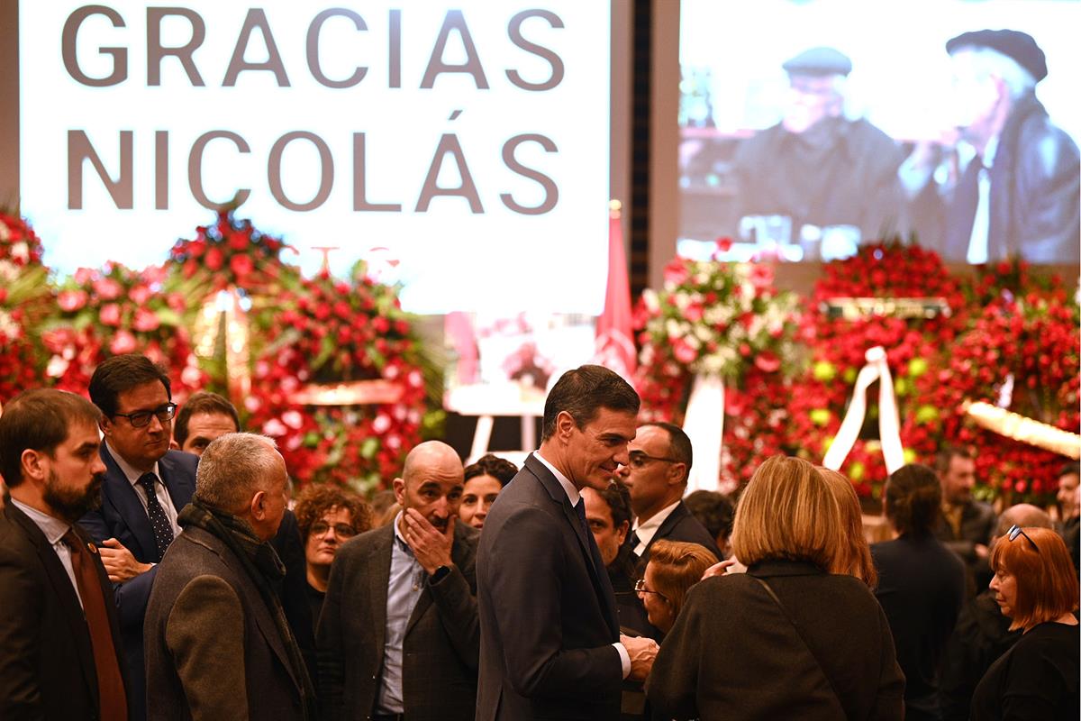 4/01/2023. Pedro Sánchez visita la capilla ardiente por el ex secretario general de UGT, Nicolás Redondo. El presidente del Gobierno, Pedro ...
