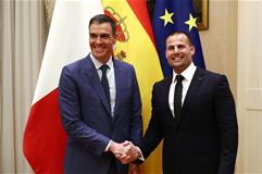 El presidente del Gobierno es recibido por el primer ministro maltés, Robert Abela