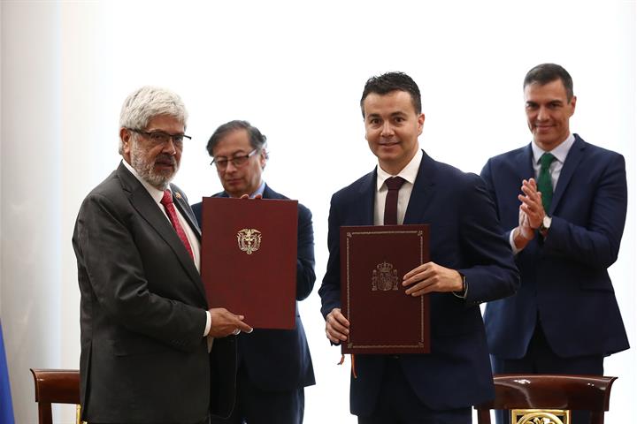 El ministro de Industria, Comercio y Turismo, Héctor Gómez, tras la firma de un acuerdo con su homólogo colombiano