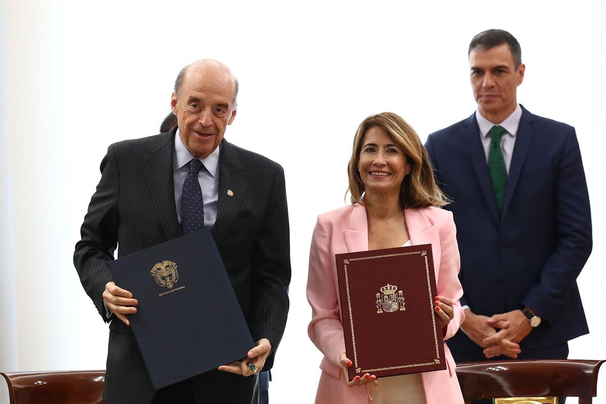 4/05/2023. Pedro Sánchez recibe al presidente de Colombia, Gustavo Petro. La ministra de Transportes, Movilidad y Agenda Urbana, Raquel Sánc...