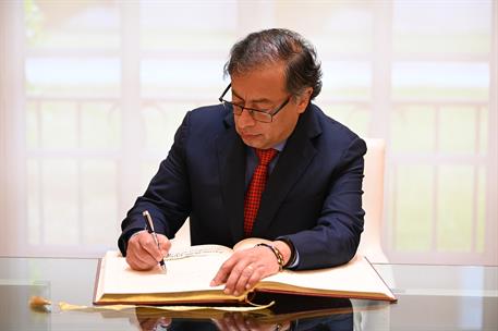 4/05/2023. Pedro Sánchez recibe al presidente de Colombia, Gustavo Petro. El presidente de Colombia, Gustavo Petro, firma en el Libro de Hon...