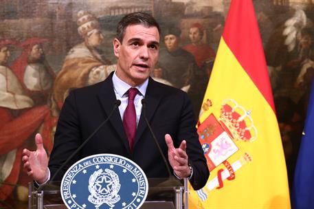 5/04/2023. Viaje del presidente del Gobierno a Italia. El presidente del Gobierno, Pedro Sánchez, durante la declaración institucional que h...