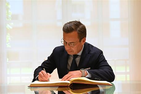 5/06/2023. El presidente recibe al primer ministro de Suecia. El primer ministro de Suecia, Ulf Kristersson, firma en el Libro de Honor de La Moncloa.