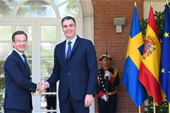 El presidente del Gobierno, Pedro Sánchez, recibe en La Moncloa con el primer ministro de Suecia, Ulf Kristersson