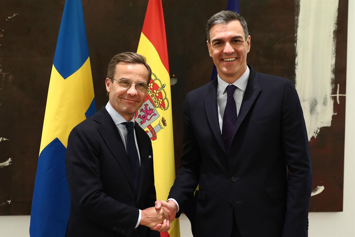El presidente del Gobierno, Pedro Sánchez, y el primer ministro de Suecia, Ulf Kristersson, se estrechan la mano en La Moncloa