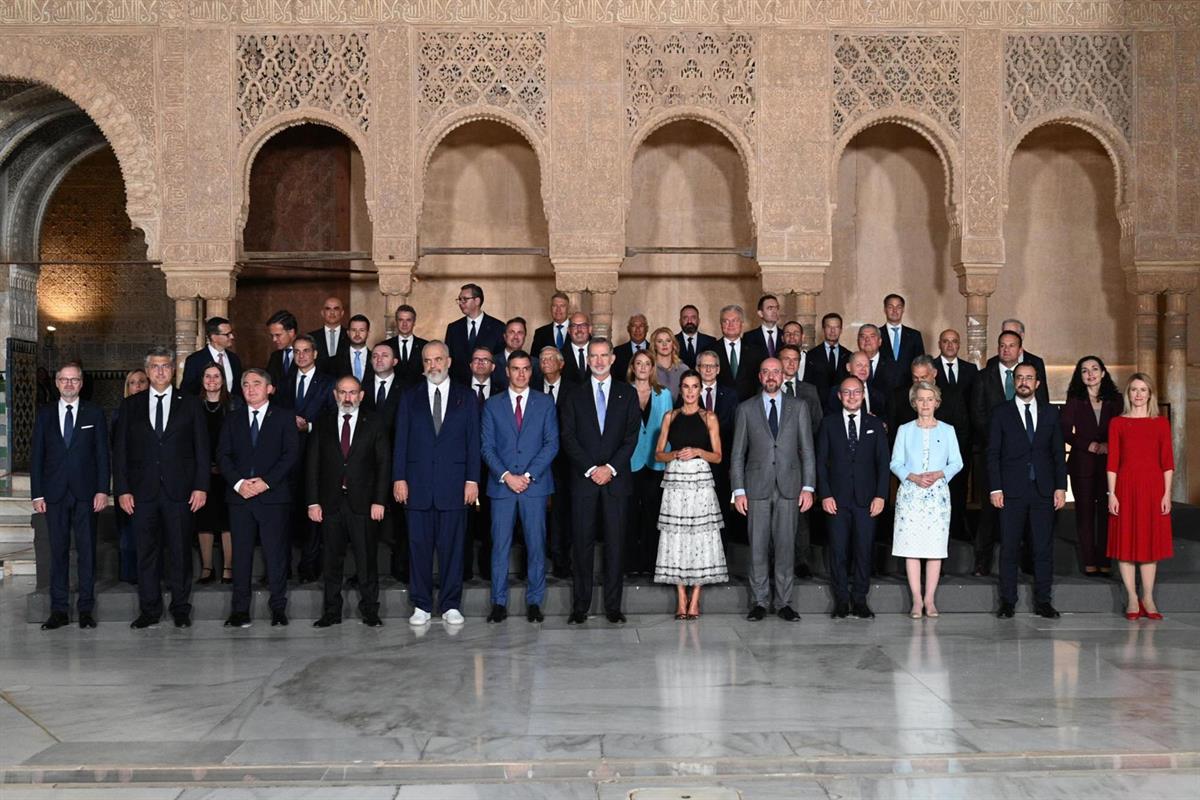 5/10/2023. Sánchez participa en la reunión de la Comunidad Política Europea. Foto de familia del acto en la Alhambra, en el marco de la reun...