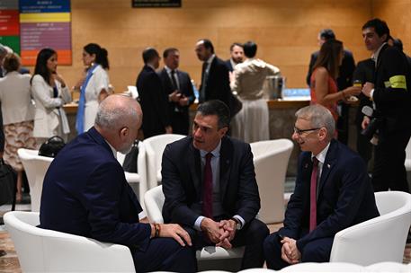 5/10/2023. Sánchez participa en la reunión de la Comunidad Política Europea. El presidente del Gobierno en funciones, Pedro Sánchez, convers...
