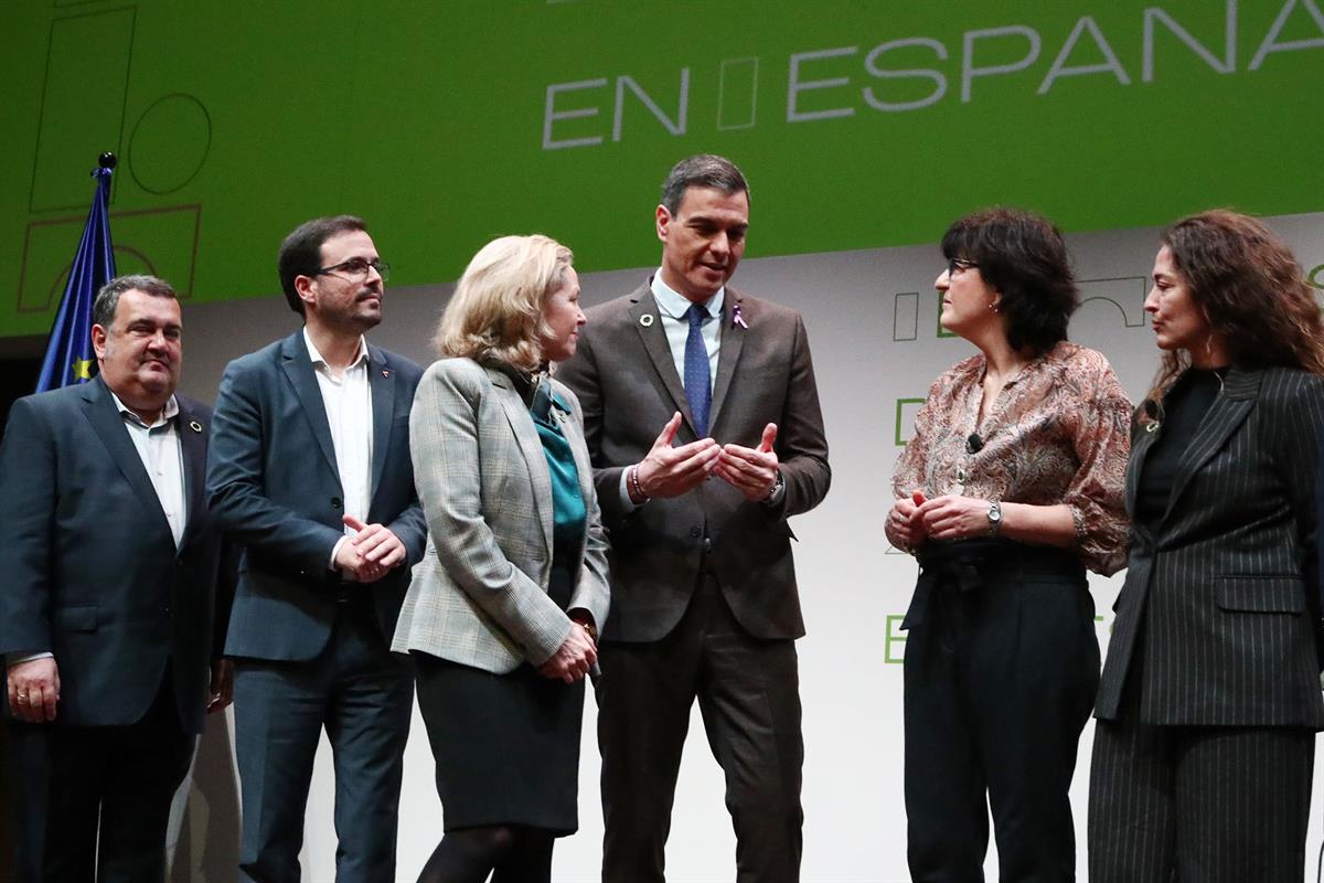 José Luis Escrivá, Alberto Gárzón, Nadia Calviño y Pedro Sánchez junto a dos participantes en el acto