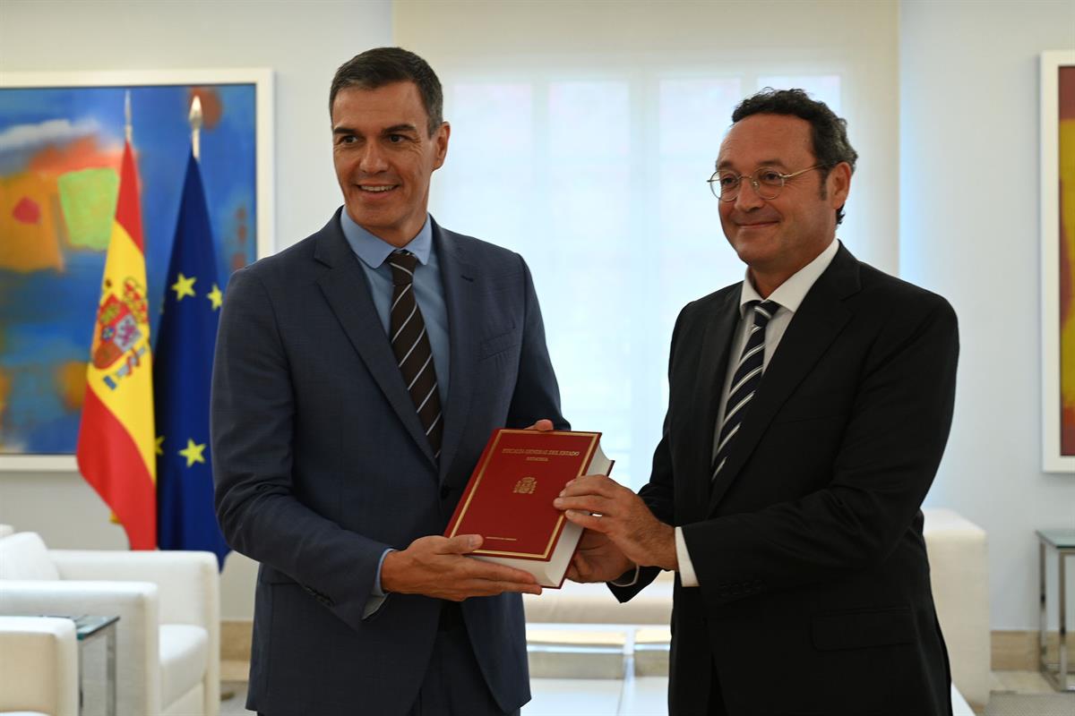 6/09/2023. Pedro Sánchez recibe la Memoria Anual de la Fiscalía. El fiscal general del Estado, Álvaro García Ortiz, entrega al presidente de...