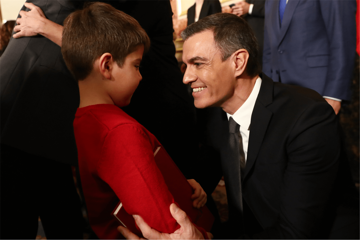 Pedro Sánchez saluda a un niño invitado al acto del 45º aniversario de la Constitución (Foto: Fernando Calvo. Congreso de los diputados).